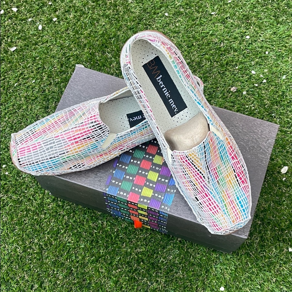 😁 Bernie MEV. Women's Colorful Woven Flats 🥿 Will go with just about anything 😁